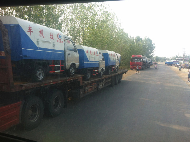 圖為準備發(fā)車至山西的小型<a href=http://m.jnatsten.com/ljc target=_blank class=infotextkey>垃圾車</a>