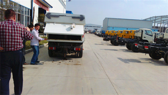 內(nèi)蒙客商正在參觀五十鈴<a href=http://m.jnatsten.com/saoluche/ target=_blank class=infotextkey>掃路車</a>