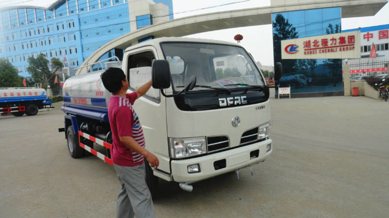正在給5噸<a href=http://m.jnatsten.com/ssc target=_blank class=infotextkey>灑水車</a>做出廠前準(zhǔn)備