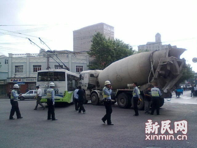 一輛19路電車在新閘路成都北路路口被一輛水泥<a href=http://m.jnatsten.com/jbc/ target=_blank class=infotextkey>攪拌車</a>攔腰撞擊，車毀嚴(yán)重。通訊員 殷佳維 攝