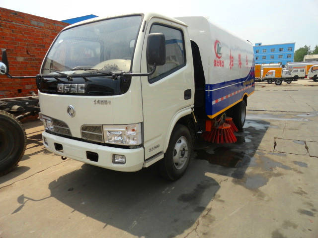  東風(fēng)福瑞卡道路清掃車（<a href=http://m.jnatsten.com/saoluche/ target=_blank class=infotextkey>掃路車</a>）
