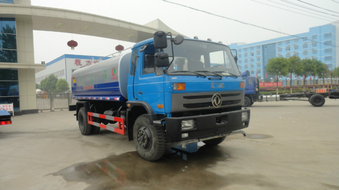程力廠門 前的東風(fēng)153<a href=http://m.jnatsten.com/ssc target=_blank class=infotextkey>灑水車</a>